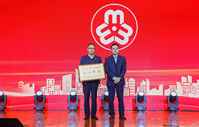 市领导为春盛公司授予“爱心企业”